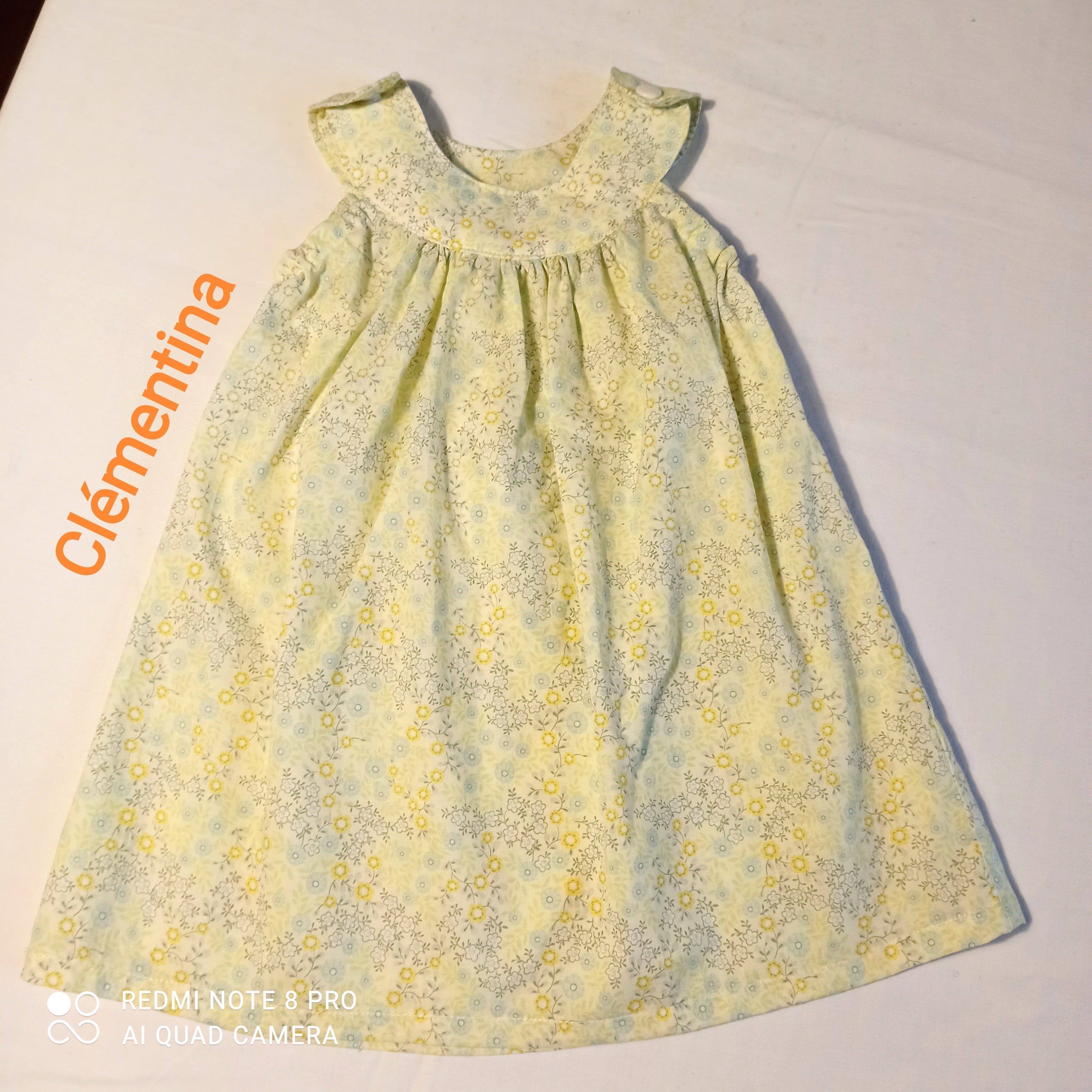 Robe d'été, petites fleurs sur fond jaune